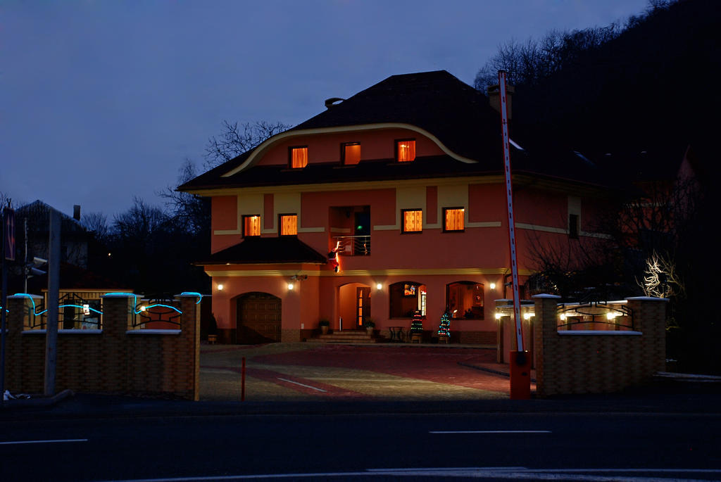 Hotel Magnat Mukačevo Exteriér fotografie
